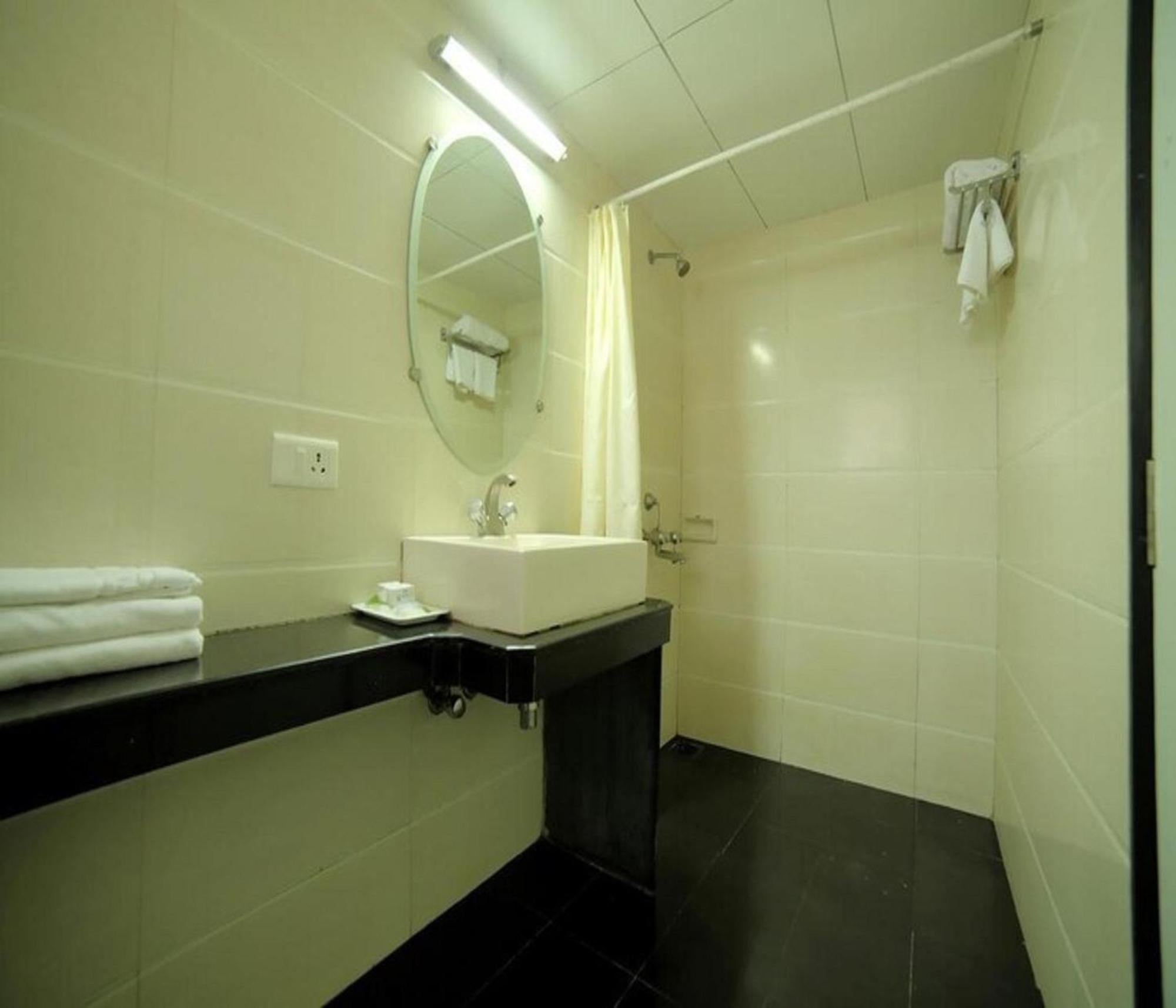 Kings International Juhu Hotel Mumbai Exterior photo